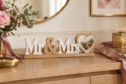 Décoration de mariage en bois blanc et naturel avec lettres Mr & Mrs et cadre photo cœur.