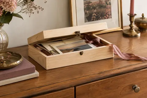 Coffret de mariage en bois de pin avec fermoir, posé dans un intérieur ivoire chaleureux.